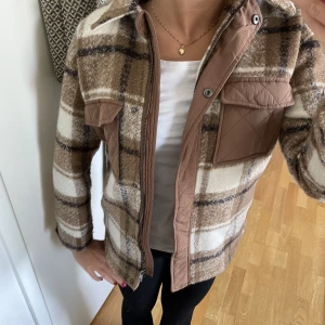 Höstjacka - Super fin höstjacka i ett tjockare material! Storlek 152 men passar även en XS💕 tar emot prisförslag! Hör gärna av er vid frågor eller ifall ni vill ha fler bilder! Köpare står för frakten 🙌