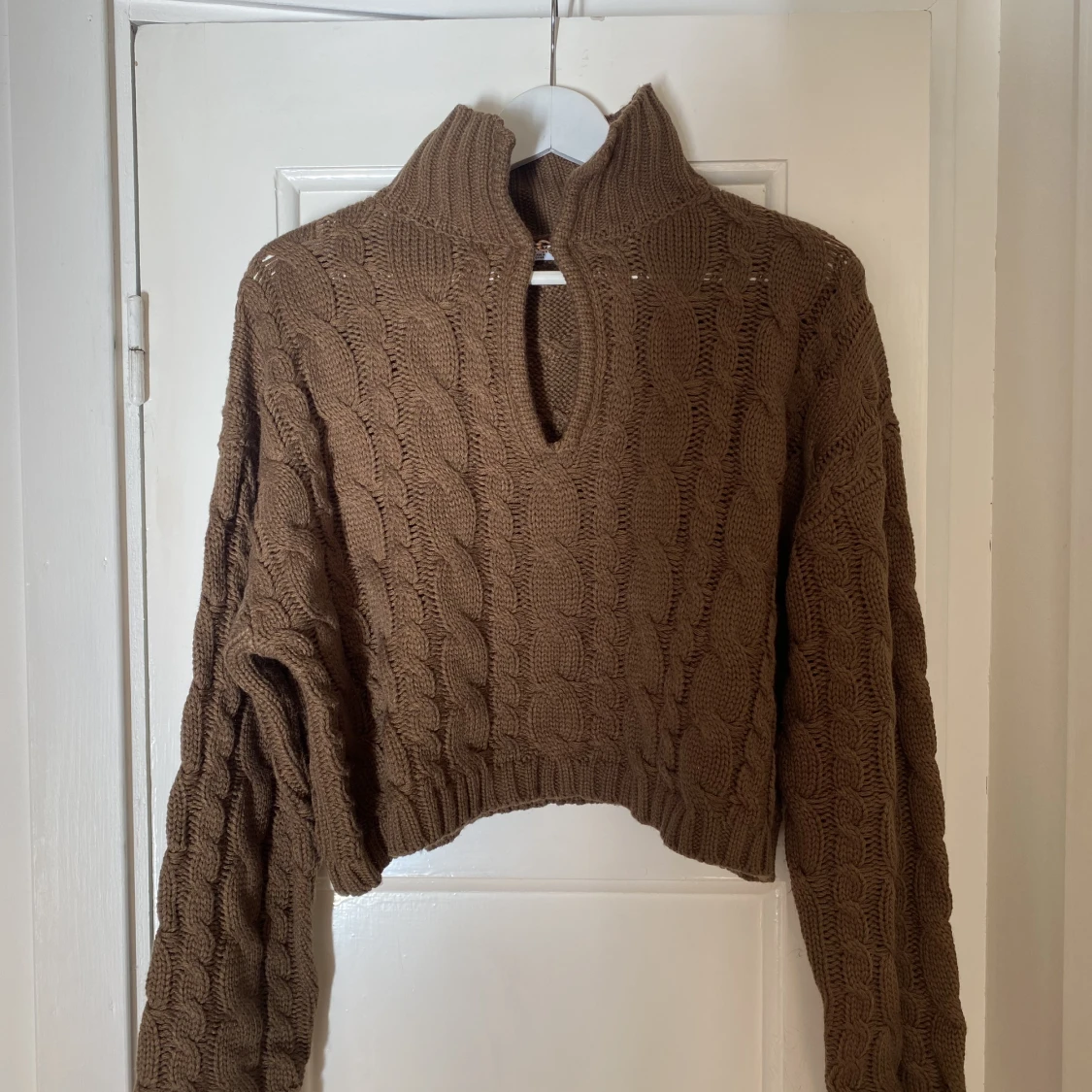 Kabelstickad tröja med nyckelhålsringning - 90