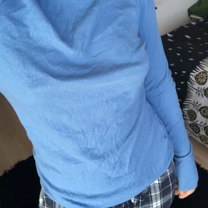Blå långärmad tröja  - Köpte från hm i storlek M men passar som S. Har använt antal gånger men den har bra skick. 