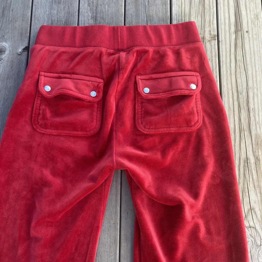 Ett par röda Juicy i bra skick Storlek xs och längd 86cm  Köpta för 1500kr. Jeans & Byxor.