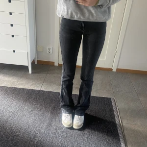 Wrangler jeans - Svartagråa Wrangler jeans i modellen ”bootcut” w24 L32, jättefint skick!💖