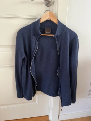 Oscar Jacobson kofta - Säljer en jättefin Oscar Jacobson kofta i storleken M men jag skulle själv säga att den passar S/XS då jag själv bär S och den passar tajt. Pris kan diskuteras, skriv för mer info!