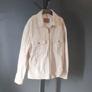 Mango Jeansjacka - Mango RYABOL - Jeansjacka - beige  Jeansjacka från Mango för främst vår/höst. Legat oanvänd i över ett år.