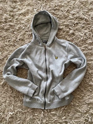 Lyle&Scott hoodie - Grå Lyle&Scott sip up hoodie. Köpte för 1 år sen den är i bra skick. 