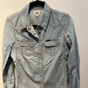 Lee skjorta - Supersnygg jeansskjorta från LEE. Storlek M