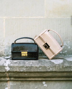 Ideal of Sweden väska - Supersnygg oanvänd väska från Ideal of Sweden! Modellen är Fae Padlock Satchel i färgen Arizona Snake. Nypris: 1299 kr. Pris kan diskuteras. Köparen står för frakten 💕