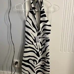 Zebra mönstrad klänning, helt ny aldrig använt