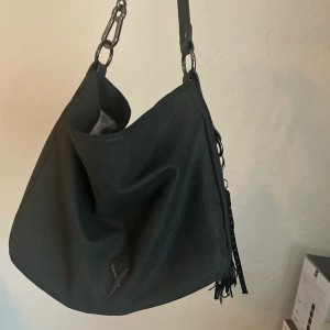 Handväska - Perfekt skolväska i mörkgrå färg, bredd 32cm, höjd 28cm Tryck inte köp nu!