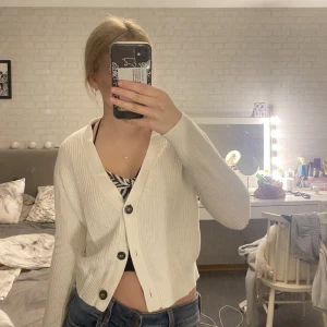 Stickad kofta - En vit stickad kofta. Säljer pga att den börjar bli för liten🫶🏻