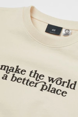 Relaxed Fit Cotton sweatshirt, Sweatshirt i bomull Relaxed Fit, Crèmevit - En tröja i sweatshirtkvalitet av bomull med avslappnad passform. Tröjan har nedhasad axel och lång ärm. Ribbad mudd kring halsringning, vid ärmslut & i nederkant.  Passform: Relaxed fit Material: Bomull 100%, French Terry 