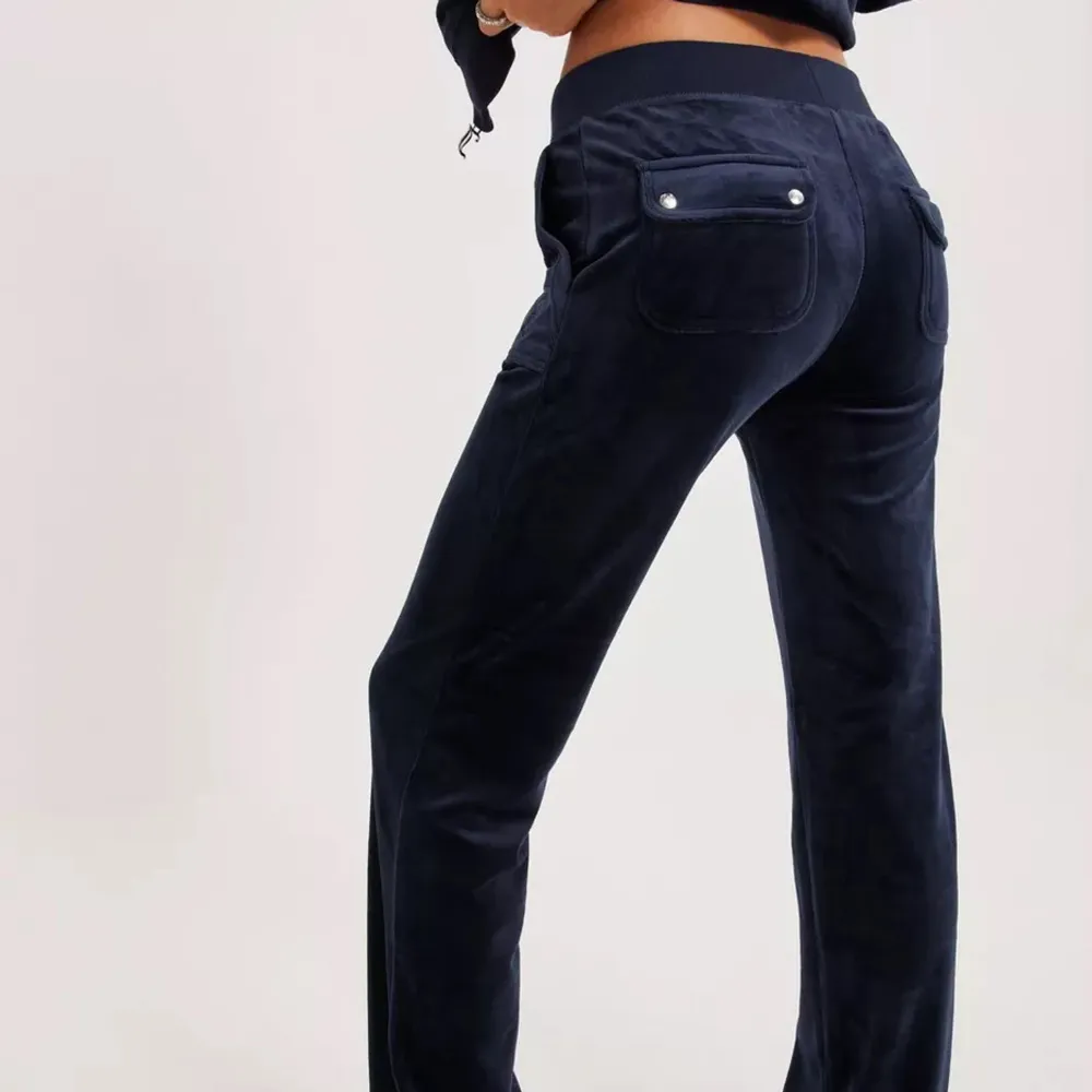Säljer dessa marinblå juciy byxor 💙. Jeans & Byxor.