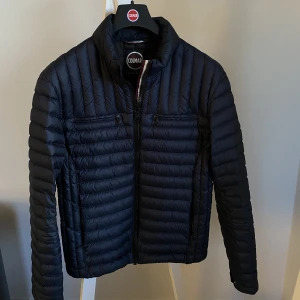 COLMAR JACKA HERR - Nästintill oanvänd colmar jacka till herr. Storlek 50. Inga defekter alls!  Frakten är inkluderat i priset. NYPRIS 2945kr 