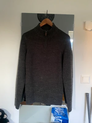 Pier one zip - Tja säljer nu min pier one zip tröja som används sparsamt, inköpt för 300kr skick 9/10