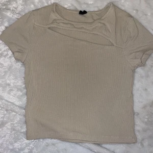 T-shirt - Jättefin beige t-shirt. Använt en gång. Storlek S