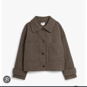 Brun kappa - Säljer denna snygga kappa från Kappahl. Köpt på plock men i fint skick. Lite nopprig framtill men annars jätte fin.  Skriv för fler egna bilder!!💕💕