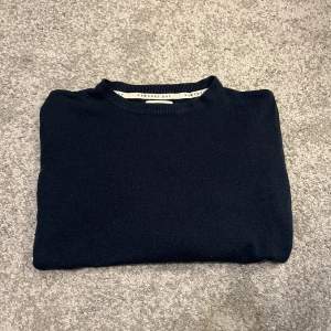 Säljer nu denna stickade tröjan i förgen merinoblå. Är i ett fint skick och är i storlek XS. Modell är 180