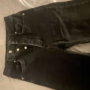 Säljer mina svarta bootcut jeans ifrån bikbok då dom är för små. Lite urtvättade i färgen annars fina! Pris kan diskuteras.