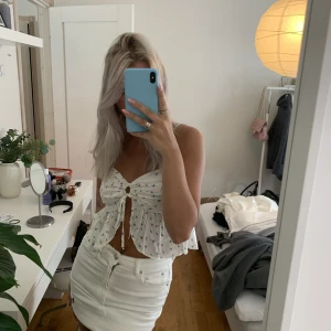 Topp från bikbok  - Skitfin blommig topp från bikbok. Säljer då den blivit lite liten (äldre bild). Perfekt till allt🙈🙈