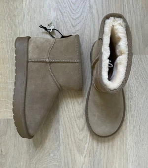 Ugg - ”Uggs” i strl 37. Äkta läder. Helt oanvända. True to size.