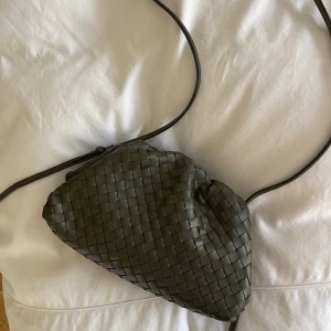 Bottega inspirerad väska  - Bottega inspirerad väska i jätte fin grön färg med justerbara band. Köptes på Jackie för 2.400 kr och endast använd ett fåtal gånger, ser ut som ny. Säljs för 1500, kom annars med bud! Möts gärna i Sthlm annars skickar jag!