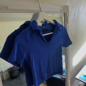 Fin topp!  - Säljer nu min topp som tyvärr är för liten nu. Knappt använd, VÄLDIGT fin marinblå färg.  Sitter perfekt i övrigt <3