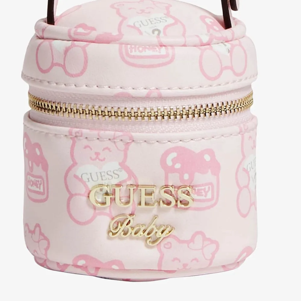 Söt liten necessär ifrån baby guess i färgen mehrfarbe rose. Nypris 500kr.  Knappt använd så den är nyskick . Accessoarer.