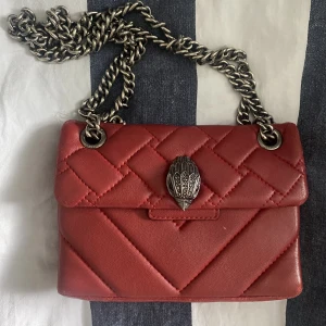 Kurt geiger väska  - Helt ok skick, tror nypris ligger på runt 1700kr men är inte säker. Säljer pga kommer inte längre till användning💓 köp gärna via köp nu! 