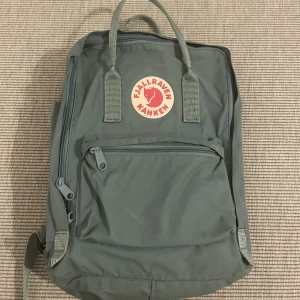 Fjällräven Kånken 16l - Säljer nu min sparsamt använda Kånken ryggsäck. Väldigt bra skick förutom vissa fläckar på insidan av väskan som ej syns när man använder den. Nypris: 1099kr. Jag säljer den för 500kr, exklusive frakt. Frakten stårköparen för. Kan även mötas upp i Malmö. 