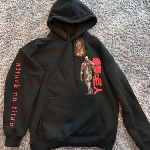 ATTACK ON TITAN HOODIE - Har aldrig blivit använd och lapparna sitter kvar! Den är i storlek M och är oversize! Den är från Pull&Bears AOT kollektion och originalpriset var 399 kr
