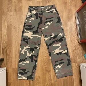 Militärbyxor - Militärbyxor från Pull&bear, strl 36💐 Dom är vida, midwaist, lite korta på mig som är 162! Använda få gånger, inga skador.