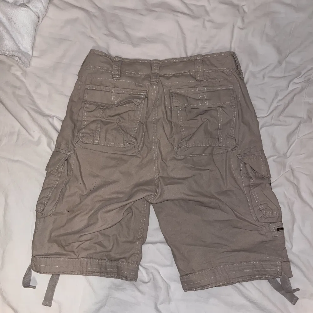Brandit cargo shorts i färgen beige.  Säljer då den inte kommer till användning. Säljs i butik för 699kr. Shorts.