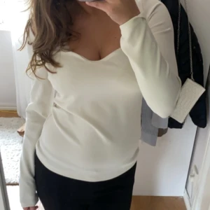 Tröja - Säljer denna mycket fina topp i lite kostymmaterial. Äntra tyg finns vid bysten. Inte alls genomskinlig och i nästan nytt skick. Pris kan diskuteras☺️