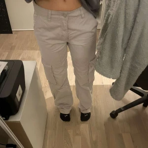 Cargo byxor - Gråa cargobyxor använda två gånger endast. Original pris 500kr