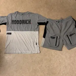 Säljer denna Hoodrich har inte användt den är i jätte bra skick t-shirten är i s storlek och andra är i M