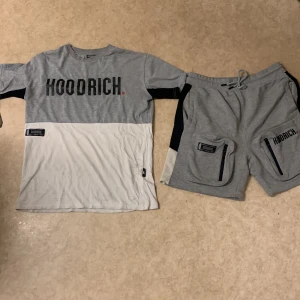Hoodrich  - Säljer denna Hoodrich har inte användt den är i jätte bra skick t-shirten är i s storlek och andra är i M