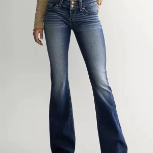 Jeans - Helt nya jeans som tyvär inte satt bra på mig. Mörkblå och lågmidjade. 