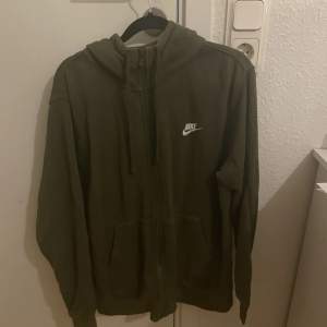 En grön Nike hoodie. Använd Max 10 gånger, säljs för den inte kommer till användning längre.  Nypris: 679kr