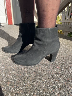 Svarta stövletter - Svarta stövletter i nubuck från Ecco i storlek 38. Sparsamt använda.