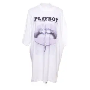 Så snygg och unik t-shirt klänning från Missguideds sammarbete med Playboy. Stl 38, är oversize och sitter snyggt både på en storlek mindre och större. Sparsamt använd. Använd gärna köp-knappen 💖💖💖
