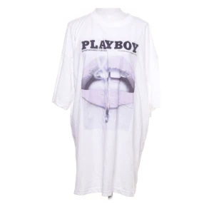 Vit loose fit t-shirtklänning PLAYBOY / MISSGUIDED stl 38 - Så snygg och unik t-shirt klänning från Missguideds sammarbete med Playboy. Stl 38, är oversize och sitter snyggt både på en storlek mindre och större. Sparsamt använd. Använd gärna köp-knappen 💖💖💖