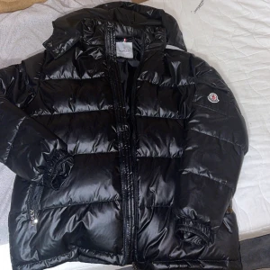 MONCLER JACKA  - Helt ny moncler som jag vill bli av med, skick 9/10, priset kan diskuteras vid snabb affär. 