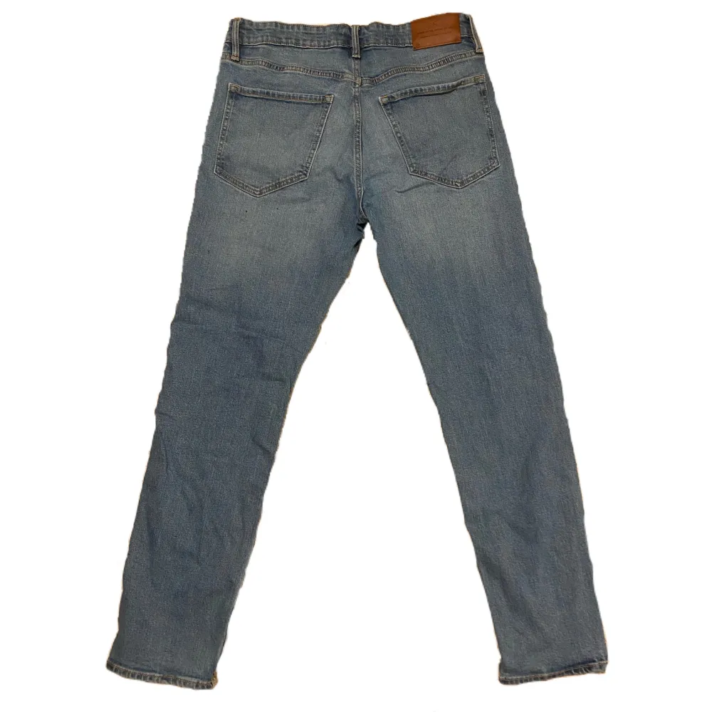 Säljer dessa superfina jeans. Inga defekter och sparsamt använda. Kom privat vi frågor och funderingar! . Jeans & Byxor.