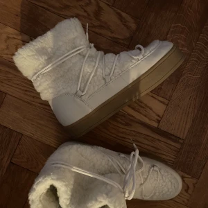 Snygga vinterskor  - Jätte fina vinterskor som jag köpte här men tyvärr var för små. Linknar inuikii! Jätte sköna storlek 40 men passar 38/39 100% 