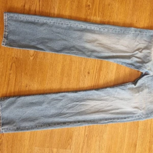 Levis 501 - Säljer nu mina Levis 501, använd fåtal gånger. Storlek w31 L34. Säljer dom för 600kr men pris går att diskuteras vid en snabb affär