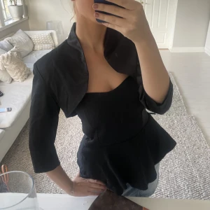 Svart satin bolero  - Svart satin bolero, inte min stil. Super snygg!!! 