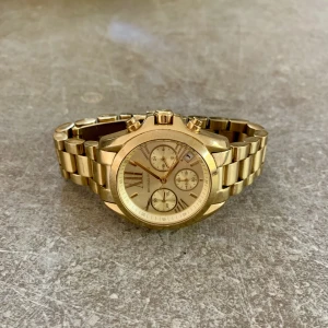 Michael Kors klocka guld   - En fin Michael kors guld klocka som jag nu säljer då jag vill byta till en silver klocka. Den ger en väldigt classy vibe och är snygg bredvid ett guldarmband. Den är ganska oanvänd och ser väldigt fräsch och vårdad ut. Köpte den för ca 1 200kr 