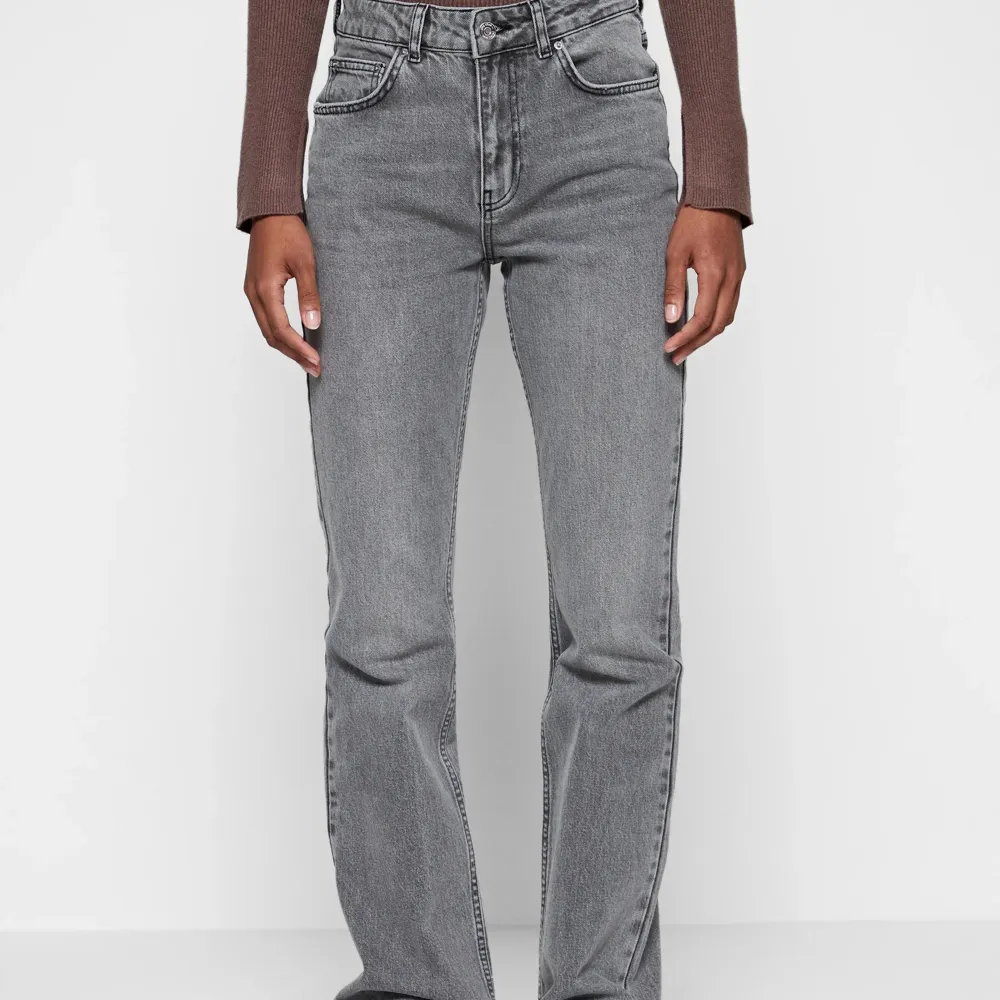 Straight jeans från Gina Tricot. Hög midja. Grå färg. Mycket bra skick.. Jeans & Byxor.