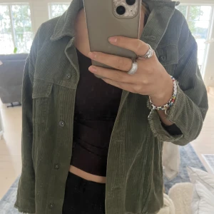 Grön Manchestersjacka - Säljer nu denna slutsålda gröna jacka från Zara, då den ej kommer till användning. Hör av er vid intresse och frågor❤️