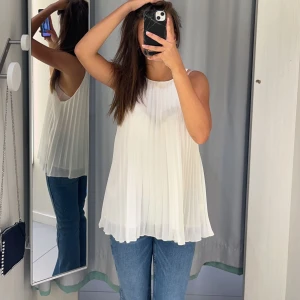 Stockholmsstil tröja - Säljer mitt älskade linneaktiga tröja från hm, tröjan är skapligt ny och använd fåtal gånger🩷