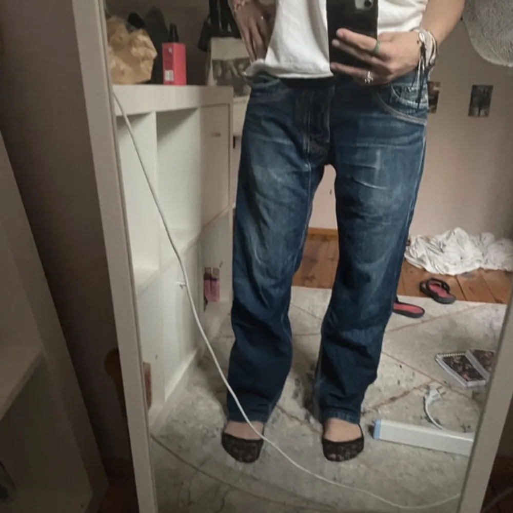 I mycket bra skick, lite sliten längst ner på högra benet (fråga gärna om bild om ni undrar)  Midja: 40 cm Benlängd från midja: 95 cm . Jeans & Byxor.